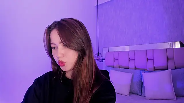 Roxie-Summers11 online show from February 14, 2025, 7:33 pm