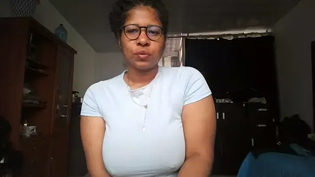Snapshot of Ivon-09 chatting on October 19, 2025, 11:11 am Ivon-09 online show from October 19, 2025, 11:11 am