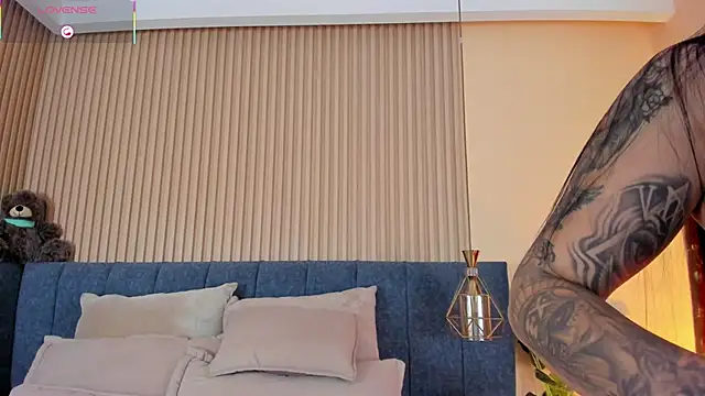 kathecute   online show from December 5, 2025, 1:36 am