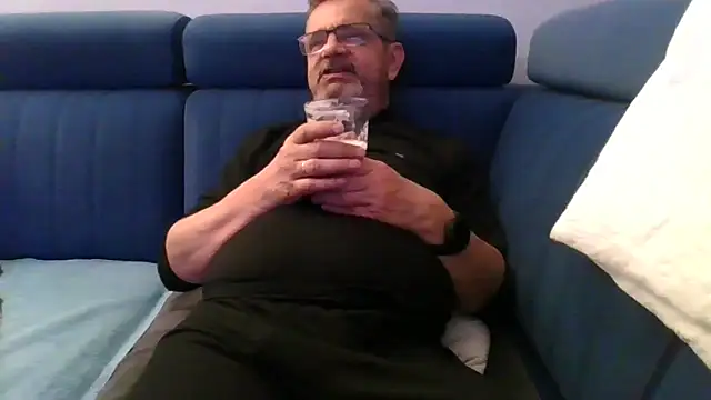 Snapshot of axecoman60 chatting on March 7, 2025, 6:11 pm axecoman60 online show from March 7, 2025, 6:11 pm