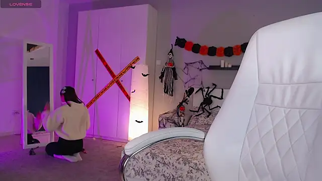 Bellla Haddid online show from October 29, 2025, 1:41 am