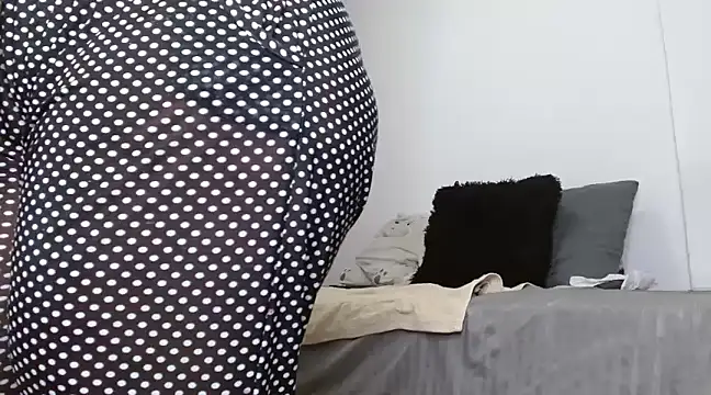 scarlett  morgan online show from March 5, 2025, 12:44 pm