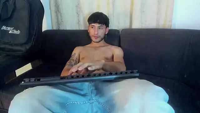Snapshot of Henrikk_senn chatting on October 5, 2025, 9:18 am Henrikk senn online show from October 5, 2025, 9:18 am