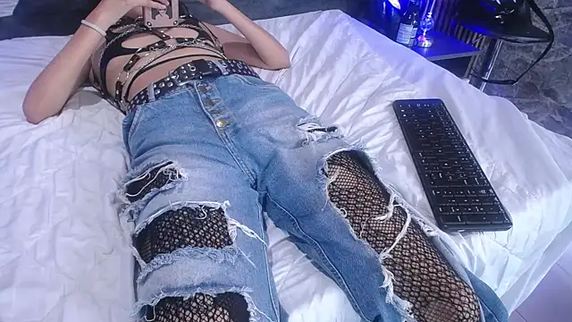 Snapshot of bellatrix25 chatting on December 6, 2024, 11:47 pm bellatrix25 online show from December 6, 2024, 11:47 pm