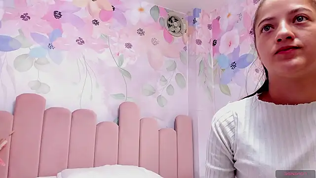 Annie Cute18  online show from January 17, 2025, 4:06 am