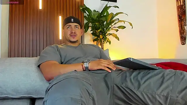 lucasanto  online show from November 4, 2025, 1:38 am