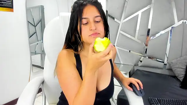 GiaRoussel online show from March 4, 2025, 5:34 pm