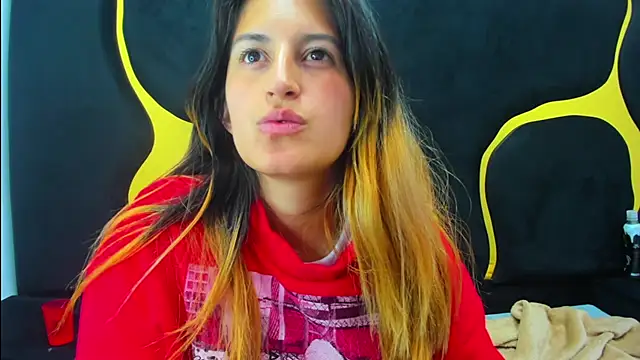 GiaRoussel online show from March 18, 2025, 6:48 pm