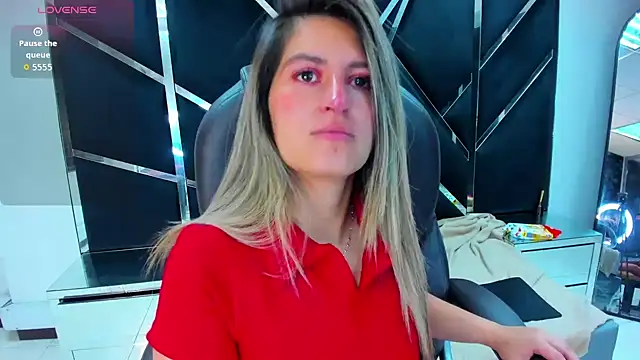 GiaRoussel online show from October 14, 2025, 3:24 pm