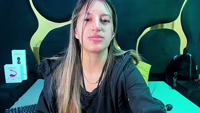 GiaRoussel online show from October 21, 2025, 3:13 pm