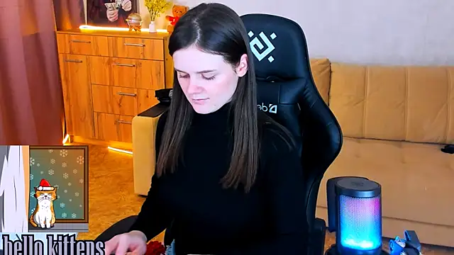 Lora Cain online show from December 12, 2024, 4:43 pm