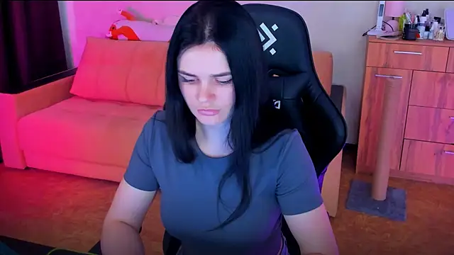 Lora Cain online show from March 11, 2025, 1:01 pm