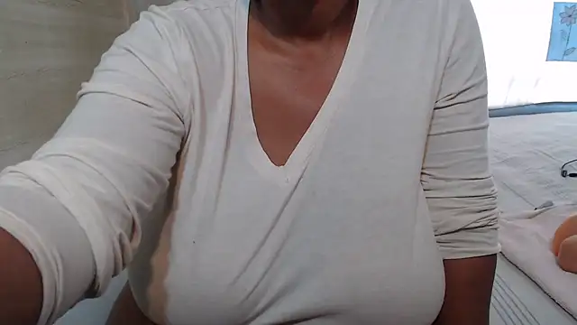 FlavoredNia online show from March 4, 2025, 8:13 am