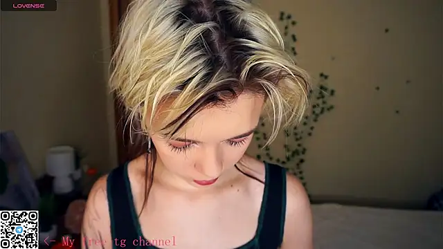 Snapshot of EngelAlman chatting on October 25, 2025, 6:21 am EngelAlman online show from October 25, 2025, 6:21 am