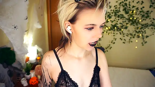 Snapshot of EngelAlman chatting on October 29, 2025, 6:26 am EngelAlman online show from October 29, 2025, 6:26 am