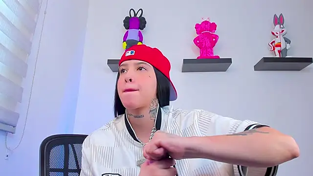 Gangster Girl online show from December 29, 2024, 1:17 pm