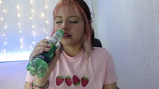 Snapshot of mixie_cute chatting on December 1, 2024, 11:25 pm mixie cute online show from December 1, 2024, 11:25 pm