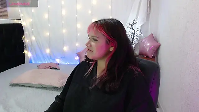 Snapshot of mixie_cute chatting on December 18, 2024, 12:32 am mixie cute online show from December 18, 2024, 12:32 am