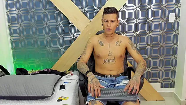Snapshot of jamesinked_ chatting on December 31, 2024, 4:35 pm jamesinked  online show from December 31, 2024, 4:35 pm