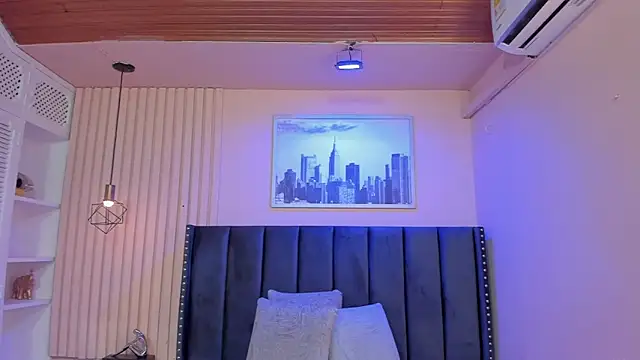 Snapshot of viiolett_lee chatting on October 5, 2025, 10:07 pm viiolett lee online show from October 5, 2025, 10:07 pm