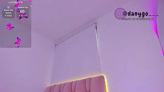 ZarianaEvanz online show from November 15, 2025, 9:43 pm