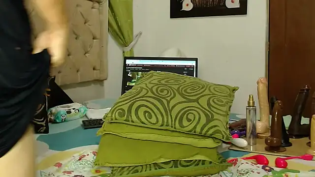 Snapshot of VioletKing4u chatting on October 13, 2025, 3:17 am VioletKing4u online show from October 13, 2025, 3:17 am