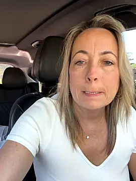 Cherry-red-xo online show from September 11, 2025, 4:07 pm