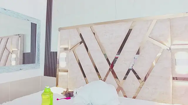 Snapshot of molly_sweetee chatting on October 18, 2025, 1:52 am molly sweetee online show from October 18, 2025, 1:52 am