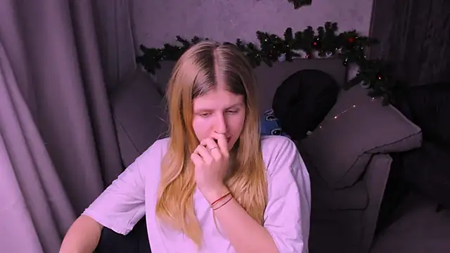 Snapshot of kirraa_ chatting on December 14, 2024, 12:44 am kirraa  online show from December 14, 2024, 12:44 am