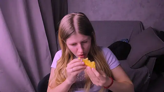 Snapshot of kirraa_ chatting on January 19, 2025, 10:49 pm kirraa  online show from January 19, 2025, 10:49 pm