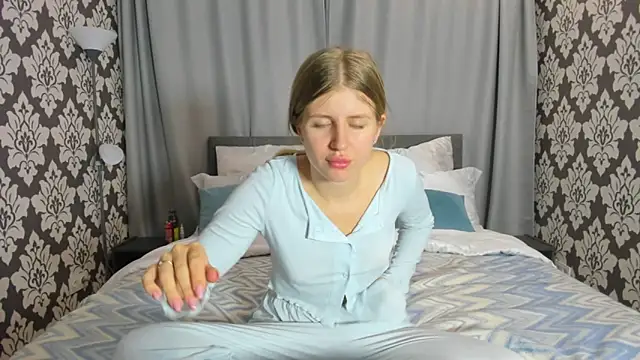 Snapshot of kirraa_ chatting on October 7, 2025, 4:15 pm kirraa  online show from October 7, 2025, 4:15 pm