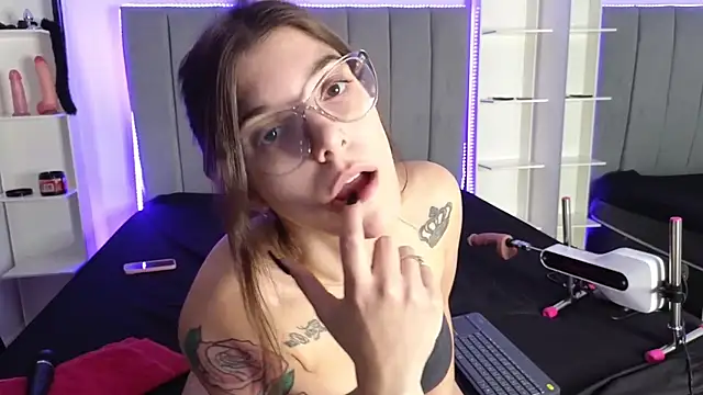 Snapshot of Alice-Rossi chatting on December 4, 2024, 3:15 am Alice-Rossi online show from December 4, 2024, 3:15 am