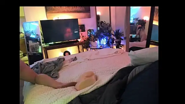 NinasNylonz online show from February 19, 2025, 12:55 pm