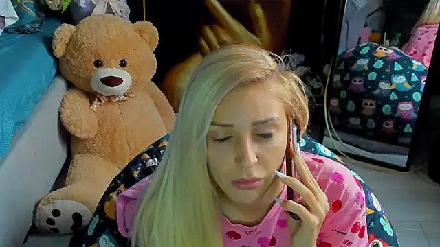 Snapshot of glossy_blondegirl chatting on November 14, 2025, 1:54 pm glossy blondegirl online show from November 14, 2025, 1:54 pm