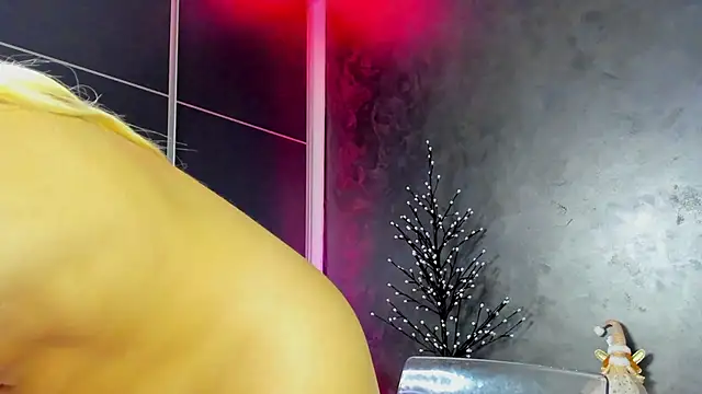 Snapshot of glossy_blondegirl chatting on December 3, 2025, 8:07 pm glossy blondegirl online show from December 3, 2025, 8:07 pm