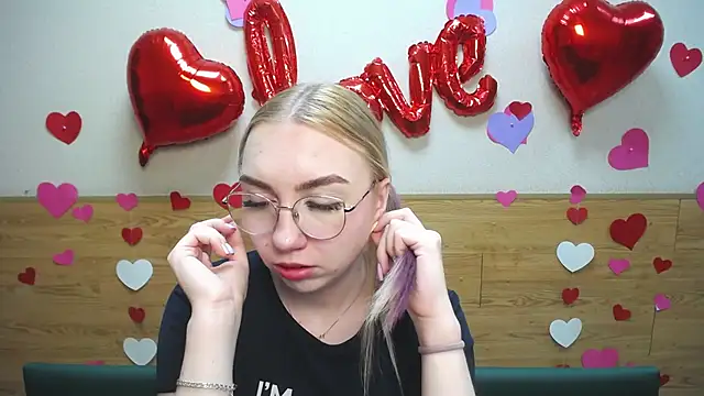 BeatriceFly online show from March 16, 2025, 9:38 am