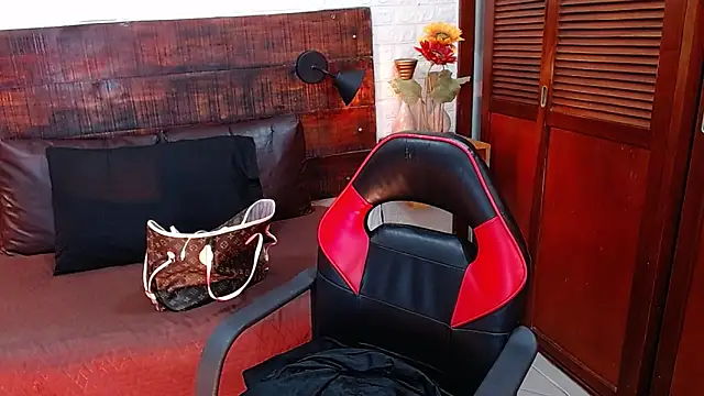 Snapshot of Celeste_sanz chatting on December 31, 2024, 5:29 pm Celeste sanz online show from December 31, 2024, 5:29 pm