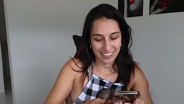 tammyandrade  online show from February 25, 2025, 9:35 pm