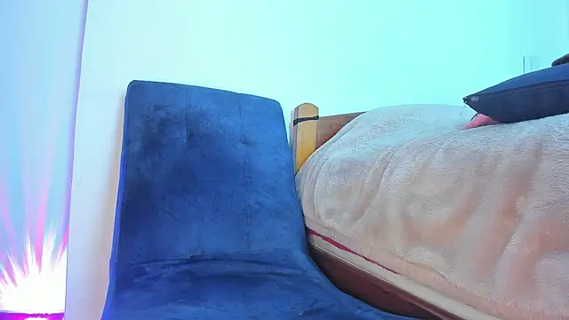 emiily15   online show from March 14, 2025, 8:28 pm