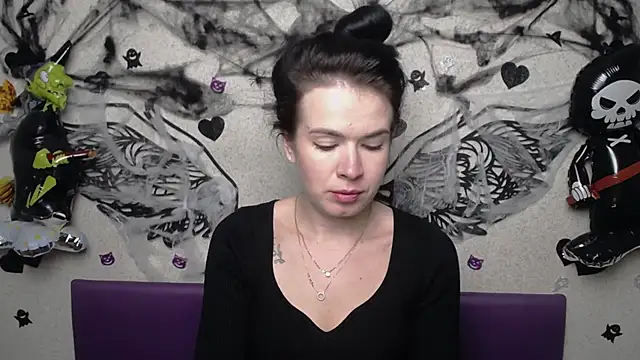 JasmineKouch online show from October 31, 2025, 6:09 pm