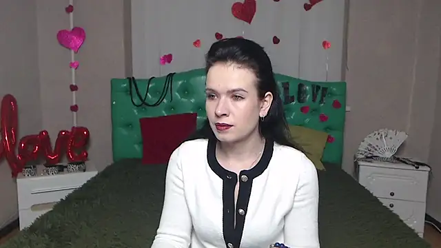 JasmineKouch online show from November 26, 2025, 6:14 am