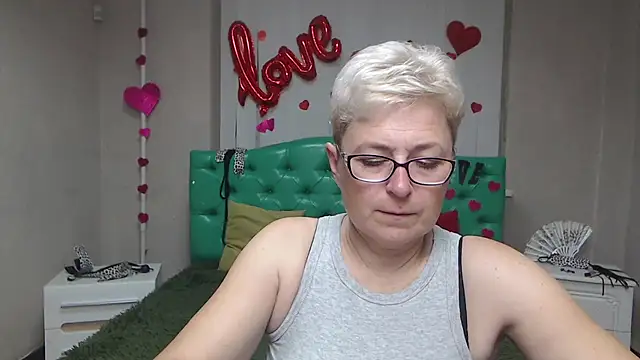 Snapshot of EmiliaGree chatting on September 22, 2025, 5:04 pm EmiliaGree online show from September 22, 2025, 5:04 pm