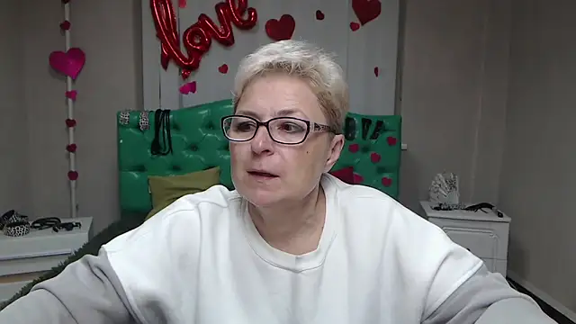 Snapshot of EmiliaGree chatting on September 27, 2025, 5:07 pm EmiliaGree online show from September 27, 2025, 5:07 pm