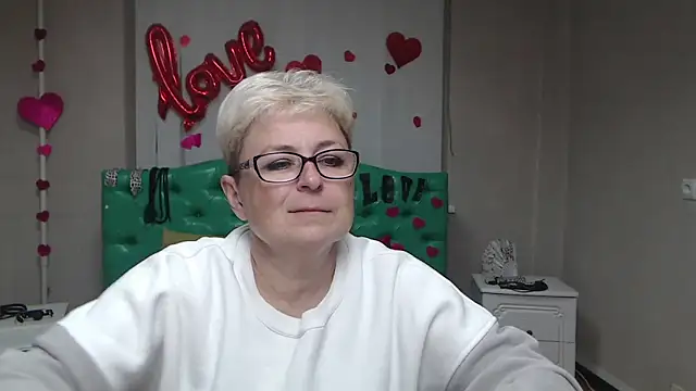 Snapshot of EmiliaGree chatting on October 3, 2025, 5:10 pm EmiliaGree online show from October 3, 2025, 5:10 pm