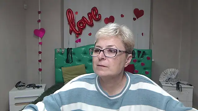 Snapshot of EmiliaGree chatting on October 7, 2025, 5:10 pm EmiliaGree online show from October 7, 2025, 5:10 pm