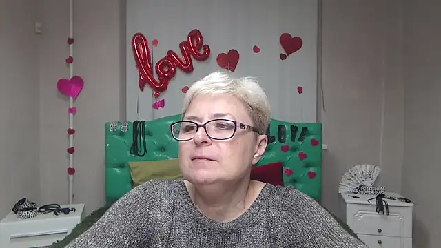 Snapshot of EmiliaGree chatting on October 8, 2025, 5:10 pm EmiliaGree online show from October 8, 2025, 5:10 pm