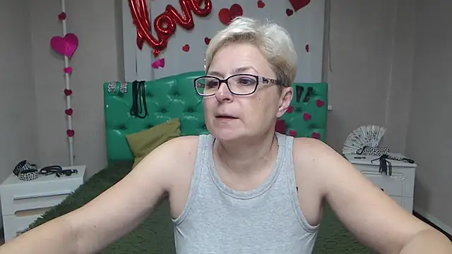 Snapshot of EmiliaGree chatting on October 12, 2025, 5:06 am EmiliaGree online show from October 12, 2025, 5:06 am