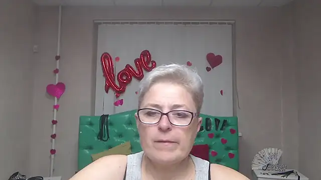 Snapshot of EmiliaGree chatting on October 14, 2025, 5:03 pm EmiliaGree online show from October 14, 2025, 5:03 pm