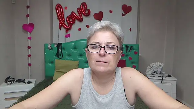 Snapshot of EmiliaGree chatting on October 15, 2025, 5:13 pm EmiliaGree online show from October 15, 2025, 5:13 pm