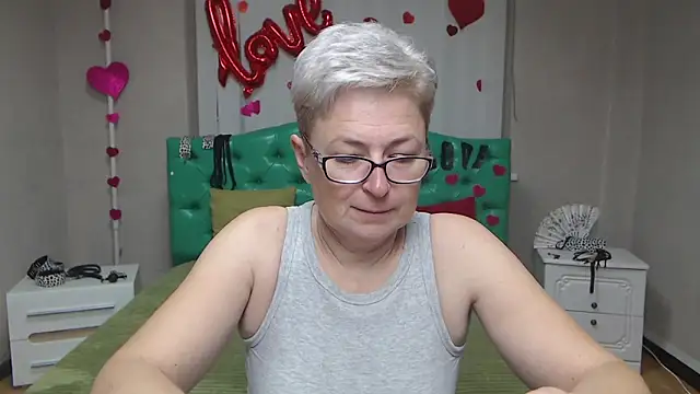 Snapshot of EmiliaGree chatting on October 18, 2025, 5:10 am EmiliaGree online show from October 18, 2025, 5:10 am